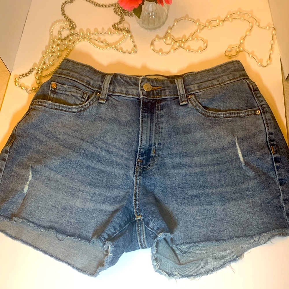 LEVIS HIGH RISE DENIM SHORTS SIZE 28